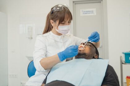 découvrez les causes et solutions pour soulager vos gencives enflées. apprenez à identifier les symptômes, à prévenir les problèmes bucco-dentaires et à prendre soin de votre santé dentaire.