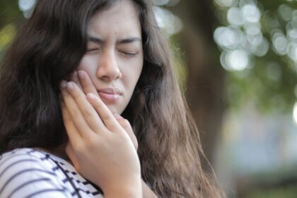 découvrez les causes, symptômes et traitements de la douleur dentaire. apprenez comment soulager une dent douloureuse et quand consulter un dentiste pour éviter toute complication.