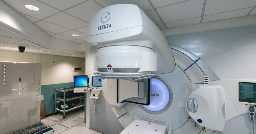la radiothérapie est une méthode de traitement du cancer qui utilise des rayonnements pour cibler et détruire les cellules cancéreuses tout en préservant les tissus sains. découvrez comment cette technique peut améliorer la qualité de vie des patients et les dernières avancées dans ce domaine.