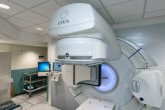 découvrez la thérapie par rayonnement pour le traitement du cancer de la prostate, une option efficace qui cible les cellules tumorales tout en préservant les tissus sains. informez-vous sur le processus, les avantages et les effets secondaires potentiels de cette technique moderne.