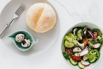 découvrez des recettes énergisantes délicieuses et nutritives qui revitaliseront votre journée. que vous cherchiez un petit-déjeuner énergique, un en-cas sain ou un plat principal revitalisant, retrouvez des idées simples pour augmenter votre énergie et améliorer votre bien-être.