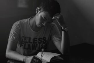 découvrez l'importance de la concentration dans nos vies quotidiennes. apprenez des techniques efficaces pour améliorer votre focus, augmenter votre productivité et atteindre vos objectifs avec succès. explorez les bienfaits d'une bonne concentration pour le bien-être mental et personnel.