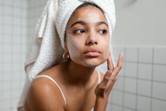 découvrez les secrets d'une peau éclatante avec nos conseils de soins, astuces maquillage et recettes naturelles. obtenez un teint radieux et lumineux qui attire tous les regards.