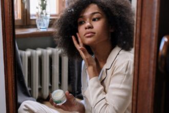 découvrez notre guide complet sur le skincare, des conseils pratiques aux soins adaptés à votre type de peau, pour une peau éclatante et en pleine santé.