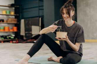 découvrez les secrets de l'alimentation des athlètes pour optimiser vos performances sportives. apprenez à équilibrer vos repas, à choisir les meilleurs nutriments et à élaborer un plan alimentaire adapté à vos besoins spécifiques. que vous soyez amateur ou professionnel, cette guide vous aidera à atteindre vos objectifs fitness.