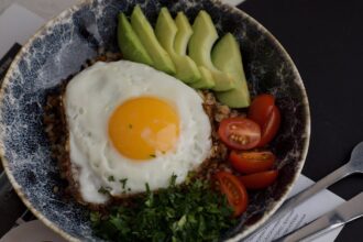 découvrez les régimes riches en protéines, idéaux pour optimiser votre santé, augmenter votre masse musculaire et améliorer votre bien-être général. apprenez à intégrer efficacement les protéines dans votre alimentation quotidienne pour atteindre vos objectifs fitness.