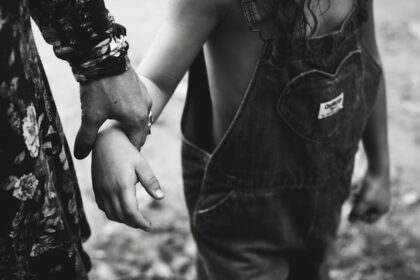 découvrez les relations fusionnelles : une exploration des dynamiques intenses et des connexions profondes entre partenaires. apprenez comment ces liens peuvent évoluer, les défis qu'ils posent et les secrets pour créer un équilibre sain dans vos relations.