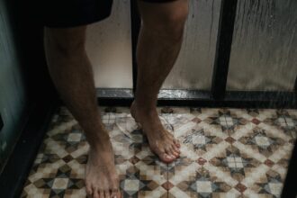 découvrez les causes, symptômes et traitements du foot drop, une affection qui affecte la capacité à lever le pied. obtenez des conseils sur la rééducation et les aides à la mobilité pour améliorer votre quotidien.