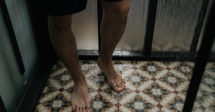 découvrez les causes, symptômes et traitements du foot drop, une affection qui affecte la capacité à lever le pied. obtenez des conseils sur la rééducation et les aides à la mobilité pour améliorer votre quotidien.