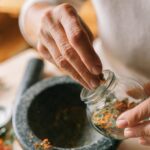 découvrez des remèdes maison simples et efficaces pour améliorer votre bien-être. explorez des solutions naturelles pour soulager les maux courants, renforcer votre santé et profiter d'une vie plus saine grâce à des ingrédients facilement accessibles.