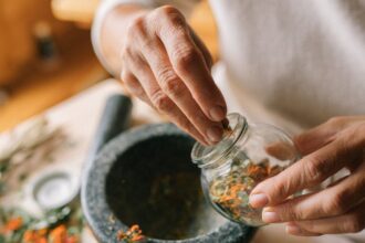 découvrez des remèdes maison simples et efficaces pour améliorer votre bien-être. explorez des solutions naturelles pour soulager les maux courants, renforcer votre santé et profiter d'une vie plus saine grâce à des ingrédients facilement accessibles.