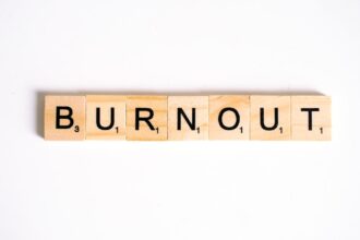 découvrez tout sur le burnout : ses causes, symptômes et solutions pour mieux le prévenir et le surmonter. apprenez à reconnaître les signes d'épuisement professionnel et à prendre soin de votre bien-être mental et physique.