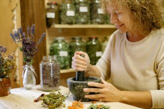 découvrez des remèdes maison efficaces et naturels pour soulager divers maux du quotidien. apprenez à utiliser des ingrédients simples et accessibles pour améliorer votre bien-être sans recourir aux médicaments.