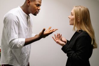 découvrez les approches innovantes pour résoudre les conflits sexuels. apprenez à mieux communiquer, établir des limites claires et créer une intimité saine, tout en surmontant les obstacles émotionnels et relationnels.