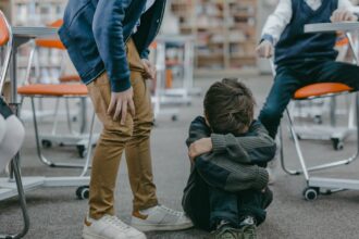 découvrez des stratégies efficaces de résolution de conflits pour améliorer la communication, renforcer les relations et trouver des solutions durables. apprenez à gérer les désaccords avec confiance et à transformer les conflits en opportunités de collaboration.
