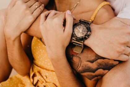 découvrez l'essence de l'intimité : un voyage au cœur des relations humaines, explorant les émotions, la connexion profonde et les moments de vulnérabilité qui reforment nos liens les plus précieux.