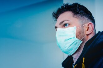 découvrez tout ce qu'il faut savoir sur la rhinite allergique : symptômes, causes, traitements et conseils pour mieux vivre avec cette affection courante. informez-vous sur les allergènes déclencheurs et les solutions pour soulager vos inconforts.