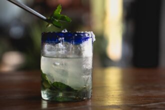 découvrez l'univers enivrant du rhum, une boisson alcoolisée emblématique des caraïbes. apprenez les différentes variétés de rhum, leurs méthodes de production, et explorez les meilleures façons de les déguster, que ce soit en cocktails ou pur. plongez dans l'histoire fascinante de cette spiritueuse et laissez-vous séduire par ses arômes riches et complexes.