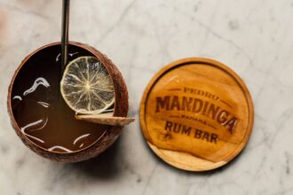 découvrez l'univers envoûtant du rhum, une boisson emblématique élaborée à partir de la canne à sucre. explorez ses origines, ses variétés et les techniques de distillation qui lui confèrent des saveurs uniques. apprenez à déguster le rhum comme un expert et laissez-vous séduire par ses arômes riches et complexes.
