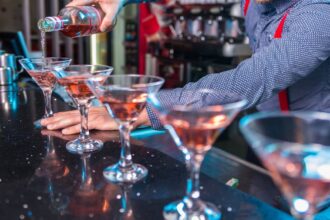 découvrez l'univers envoûtant du rhum, une boisson spiritueuse riche en saveurs et en histoires. apprenez tout sur sa fabrication, ses différents types et comment le déguster au mieux.