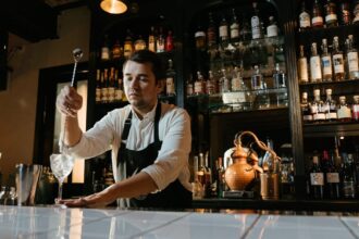 découvrez l'univers fascinant du rhum, cette boisson envoûtante issue de la canne à sucre. explorez ses différentes variétés, ses arômes riches et ses traditions de fabrication. plongez dans l'histoire du rhum et apprenez à apprécier chaque gorgée, que ce soit pur, en cocktail ou en cuisine.