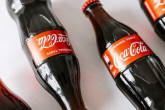découvrez le mélange parfait de rhum et de cola, une boisson emblématique qui allie douceur et caractère. apprenez à préparer ce cocktail classique et explorez ses variations pour égayer vos soirées.