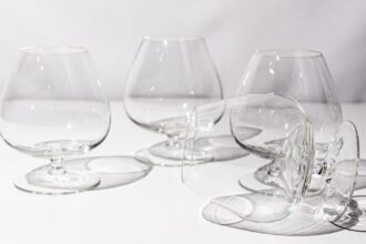 découvrez l'exception du rhum vieilli, une expérience riche en saveurs et en arômes. explorez les nuances de bois et de fruits qui se marient parfaitement dans chaque gorgée, offrant une profondeur et un caractère uniques. idéal pour les amateurs de spiritueux raffinés.