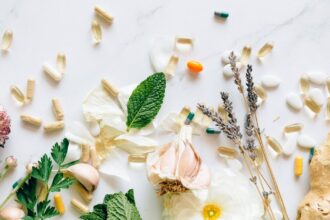 découvrez l'homéopathie, une approche douce et naturelle de la santé qui utilise des remèdes dilués pour stimuler les capacités d'autoguérison de l'organisme. apprenez comment elle peut vous aider à traiter divers maux et à améliorer votre bien-être au quotidien.