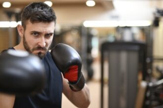découvrez les causes et solutions pour la rougeur persistante de la peau. apprenez comment apaiser et traiter efficacement cette condition cutanée afin de retrouver un teint uniforme et sain.