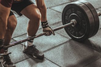 découvrez l'univers de l'haltérophilie : entraînements, conseils, techniques et bienfaits pour développer votre force physique et améliorer votre condition physique. rejoignez-nous pour atteindre vos objectifs de remise en forme grâce à cette discipline passionnante !