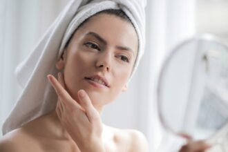 découvrez l'univers des soins de la peau avec nos conseils, astuces et produits incontournables. apprenez à adapter votre routine de skincare pour une peau saine, éclatante et parfaitement hydratée.