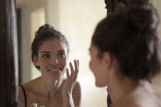 découvrez notre gamme de soins pour la peau, conçue pour nourrir, hydrater et revitaliser votre épiderme. des produits adaptés à tous types de peaux pour un teint éclatant et en pleine santé!