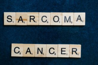 le sarcome est un type rare de cancer qui se forme dans les tissus conjonctifs tels que les os, les muscles et le tissu adipeux. découvrez les causes, les symptômes et les options de traitement pour cette maladie complexe.
