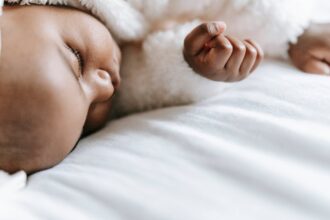 découvrez l'importance de la sécurité du sommeil pour garantir un repos de qualité. apprenez des conseils pratiques pour créer un environnement de sommeil sûr et éviter les risques courants, afin de protéger vos nuits et améliorer votre bien-être.