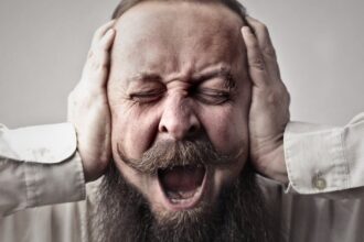 découvrez les causes et les solutions pour la sensation de plénitude auriculaire. apprenez à gérer cette gêne courante et à retrouver un confort auditif optimal.