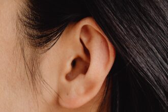 découvrez des conseils pratiques et des solutions pour apaiser la sensibilité de votre peau. apprenez à identifier les causes et à adopter des soins adaptés pour une peau saine et confortable.