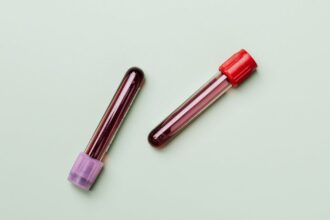 découvrez notre sérum innovant, spécialement formulé pour hydrater, revitaliser et illuminé votre peau. idéal pour tous les types de peau, il pénètre rapidement pour un éclat naturel et durable.