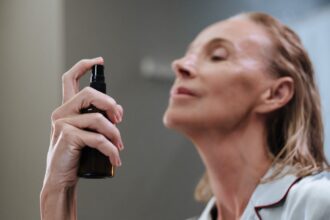 découvrez notre sérum hydratant, formulé pour revitaliser et nourrir votre peau en profondeur. sa texture légère pénètre rapidement, laissant votre visage velouté et éclatant de santé. idéal pour tous les types de peau, il apporte une hydratation durable et une sensation de fraîcheur.