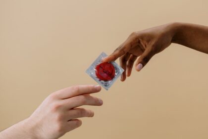 explorez l'importance du consentement sexuel, une notion essentielle qui garantit le respect des droits de chaque individu. apprenez à reconnaître, communiquer et établir des limites saines dans les relations, pour une intimité épanouissante et respectueuse.