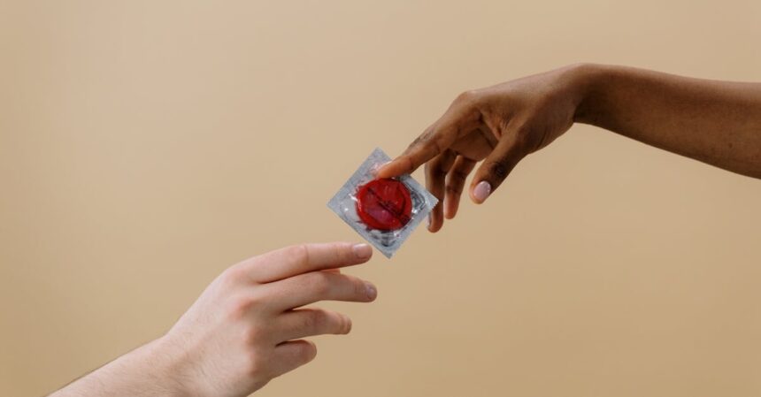 explorez l'importance du consentement sexuel, une notion essentielle qui garantit le respect des droits de chaque individu. apprenez à reconnaître, communiquer et établir des limites saines dans les relations, pour une intimité épanouissante et respectueuse.