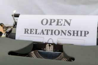 découvrez les principes de la sexualité consensuelle, un espace où le respect, la communication et le consentement mutuel sont au cœur des relations intimes. apprenez à établir des limites claires et à promouvoir une expérience épanouissante et sécurisée.