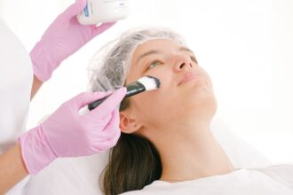 découvrez notre traitement anti-taches, formulé pour réduire visiblement les imperfections et unifier le teint. offrez à votre peau la clarté et l'éclat qu'elle mérite grâce à des ingrédients puissants et ciblés.