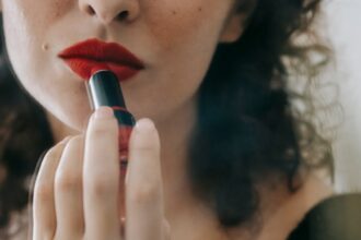 découvrez nos soins pour lèvres : hydratation intense, protection et douceur pour des lèvres irrésistibles. offrez à votre sourire le meilleur des soins avec nos produits de qualité.