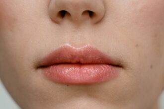 découvrez notre gamme de soins pour les lèvres, formulés pour hydrater, protéger et nourrir. des baumes aux exfoliants, offrez à vos lèvres la douceur qu'elles méritent.