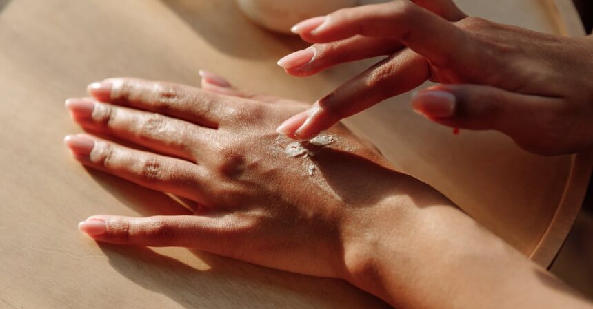 découvrez nos conseils et produits essentiels pour prendre soin de vos mains. apprenez des astuces pour hydrater, protéger et embellir vos mains au quotidien.
