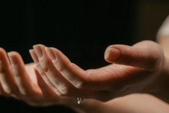 découvrez notre gamme de soins pour peaux foncées, spécialement formulée pour nourrir, hydrater et sublimer votre teint. obtenez une peau radieuse et éclatante grâce à des ingrédients naturels et efficaces.