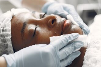 découvrez notre guide complet sur les soins de la peau noire. apprenez les meilleures pratiques, produits et routines pour sublimer votre beauté naturelle et répondre aux besoins spécifiques de votre peau.