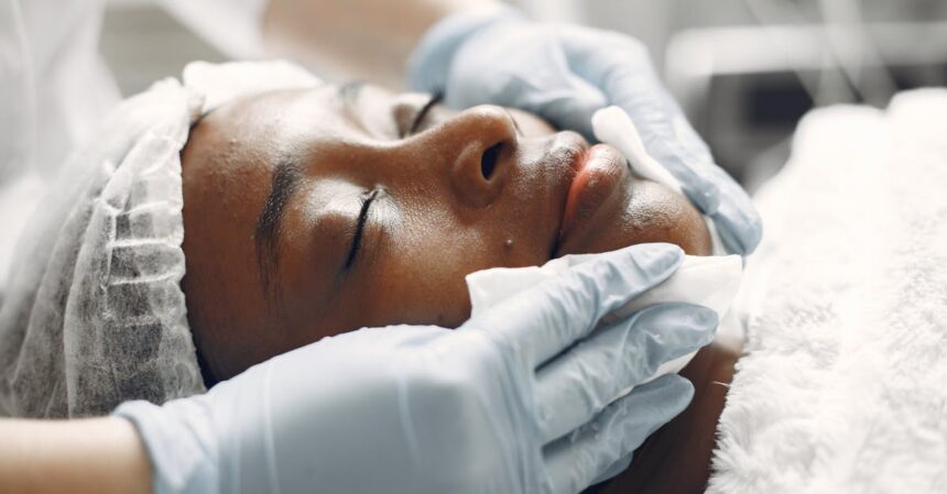 découvrez notre guide complet sur les soins de la peau noire. apprenez les meilleures pratiques, produits et routines pour sublimer votre beauté naturelle et répondre aux besoins spécifiques de votre peau.