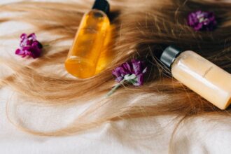découvrez nos conseils et produits essentiels pour prendre soin de votre cuir chevelu. apprenez à hydrater, apaiser et revitaliser votre scalp pour des cheveux en pleine santé.