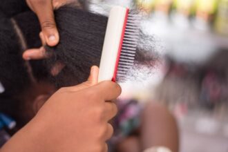 découvrez notre guide complet sur le soin du cuir chevelu. apprenez des astuces et des conseils pour maintenir un cuir chevelu sain et revitalisé, tout en explorant les meilleurs produits et rituels à adopter pour une chevelure éclatante.
